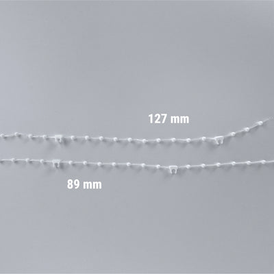 Zwei weiße Abstandsketten für Lamellengewichte. Die obere Kette hat einen Abstand von 127 mm zwischen den Halteelementen, die untere 89 mm.