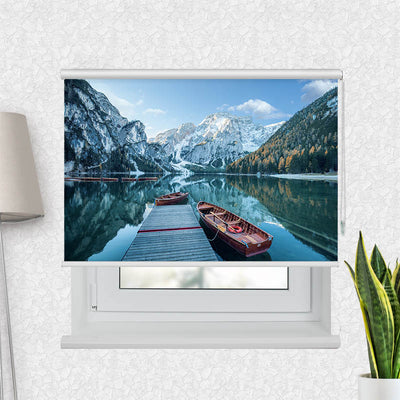 Fotorollo Steg mit Booten im Gebirgssee