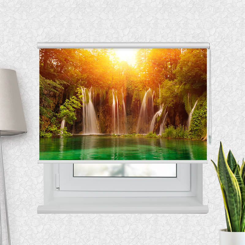 Fotorollo Waldsee Wasserfall Sonnenlicht