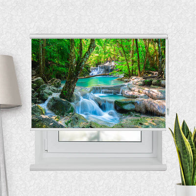 Fotorollo Wasserfall im Wald in Thailand