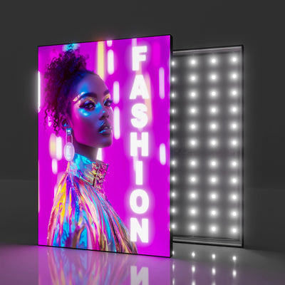 ProLight60 LED Spannrahmen mit homogener Hintergrundbeleuchtung – ideal für leuchtende Werbe- und Messeauftritte. Der hochwertige Aluminiumrahmen mit energieeffizienter LED-Technologie sorgt für eine gleichmäßige Ausleuchtung von Textilspannbannern und bringt Farben brillant zur Geltung. Perfekt für stilvolle Markeninszenierungen und moderne Raumgestaltung.