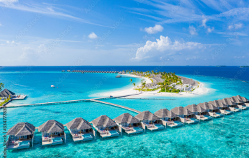 Tropische Insel mit türkisblauem Meer