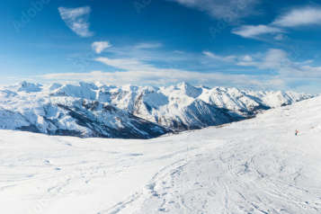 Verschneite Berglandschaft unter blauem Himmel
