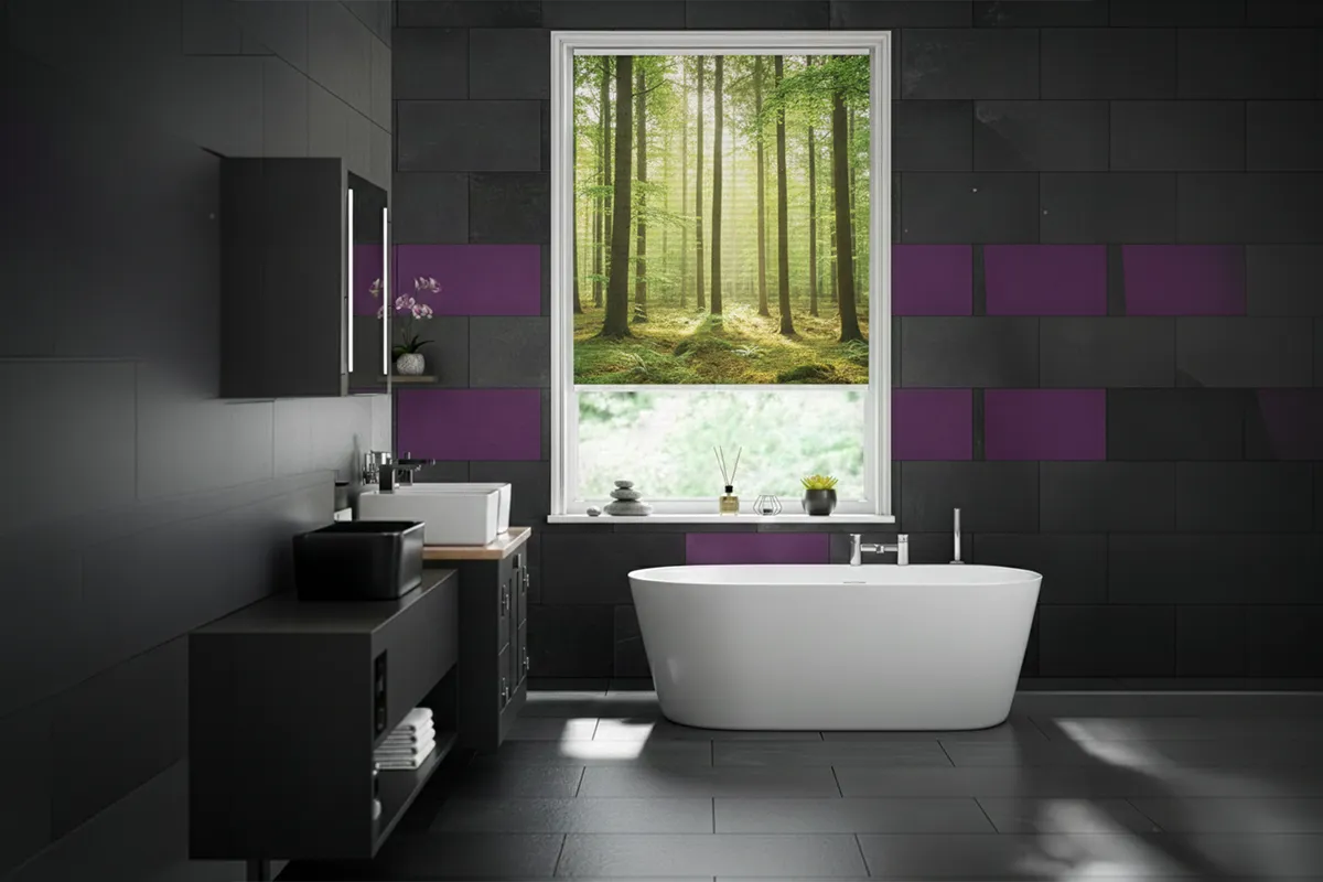 Badezimmer mit einem Plissee, auf dem ein Waldmotiv gedruckt ist