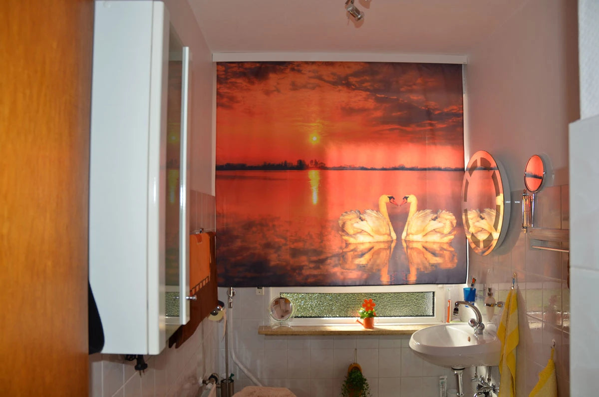 Foto-Vorhang stimmungsvoll bedruckt mit Schwäne auf See bei Sonnenuntergang als Gardine im Badezimmer