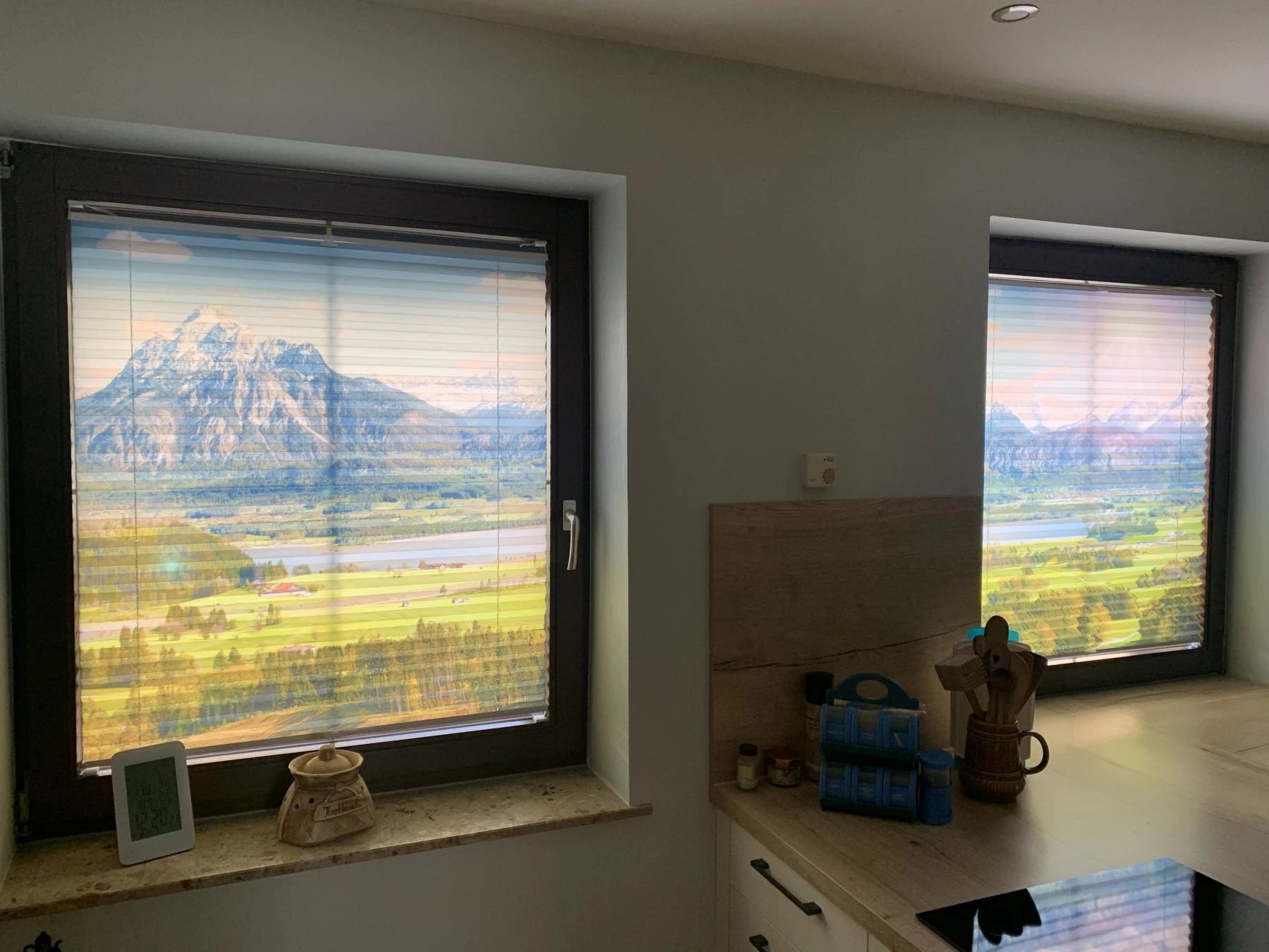 Motiv einer Berglandschaft gedruckt auf zweiteiliges Fotoplissee in der Küche am Fenster