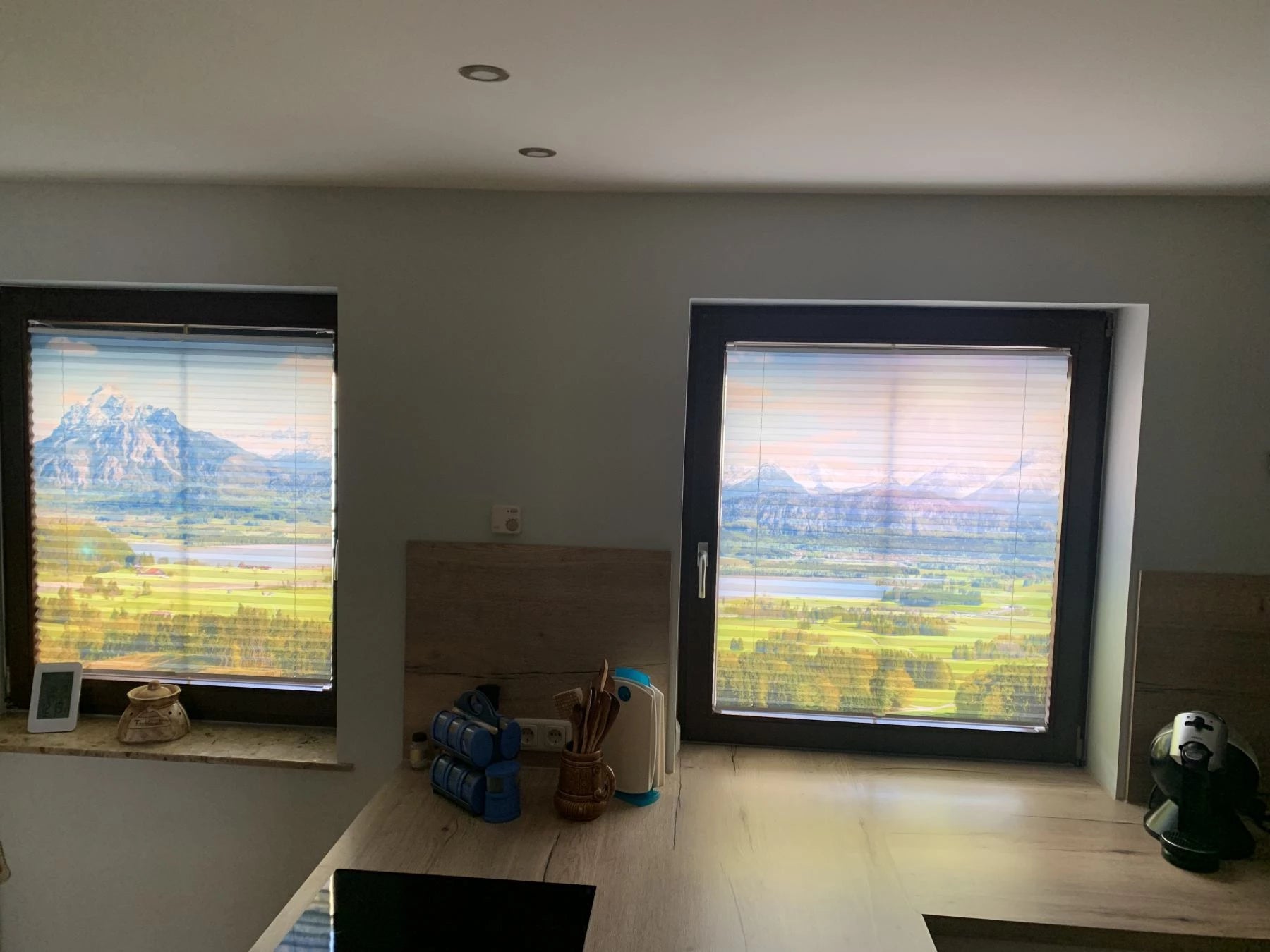 Motiv einer Berglandschaft gedruckt auf zweiteiliges Fotoplissee in der Küche am Fenster