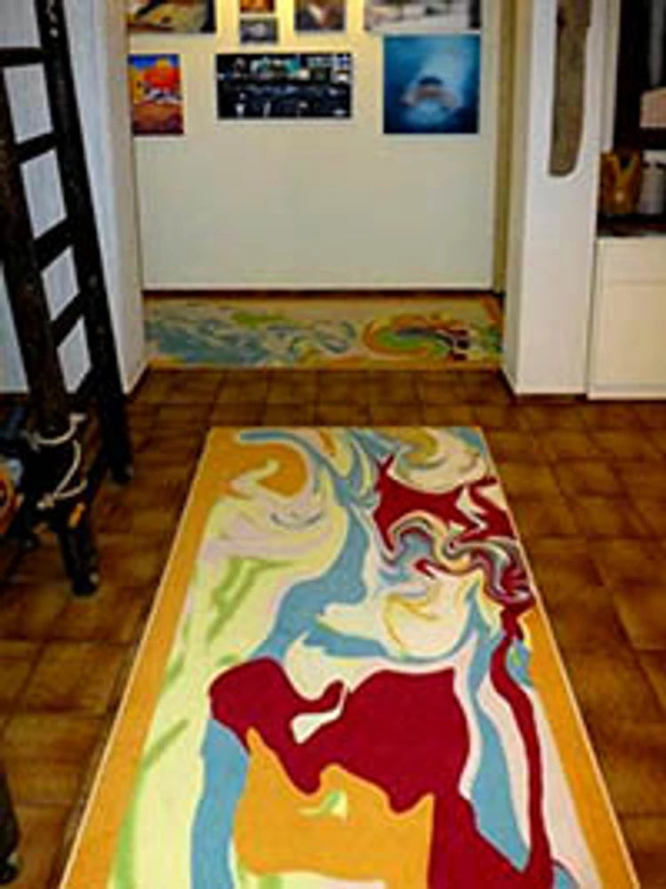 bunt bedruckter Teppich mit grafischen Motiv im Flur auf dem Fliesenboden