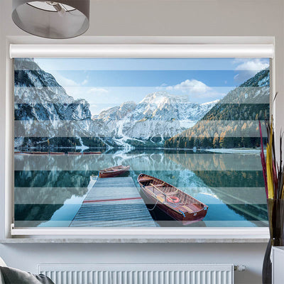 Doppelrollo mit Kassette Steg mit Booten im Gebirgssee