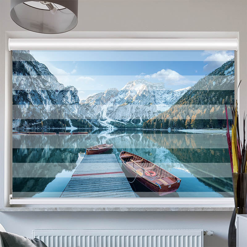 Doppelrollo mit Kassette Steg mit Booten im Gebirgssee