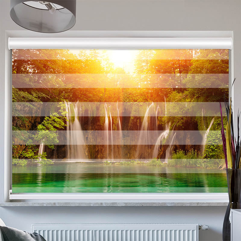 Doppelrollo mit Kassette Waldsee Wasserfall Sonnenlicht