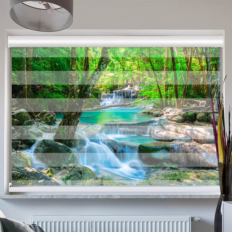 Doppelrollo mit Kassette Wasserfall im Wald in Thailand