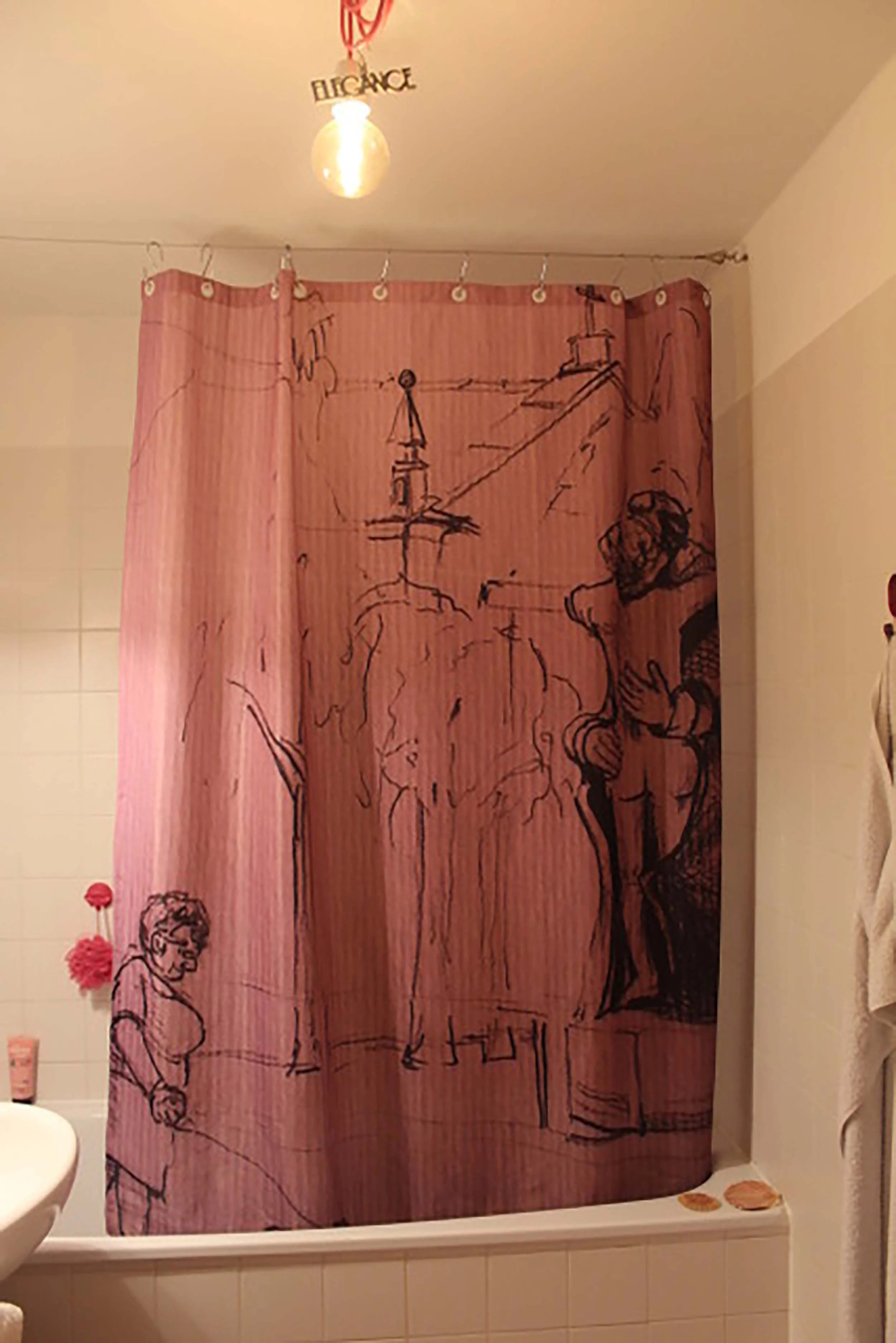 mit selbst gezeichneten Motiv bedruckter Foto-Duschvorhang für die Badewanne im Badezimmer