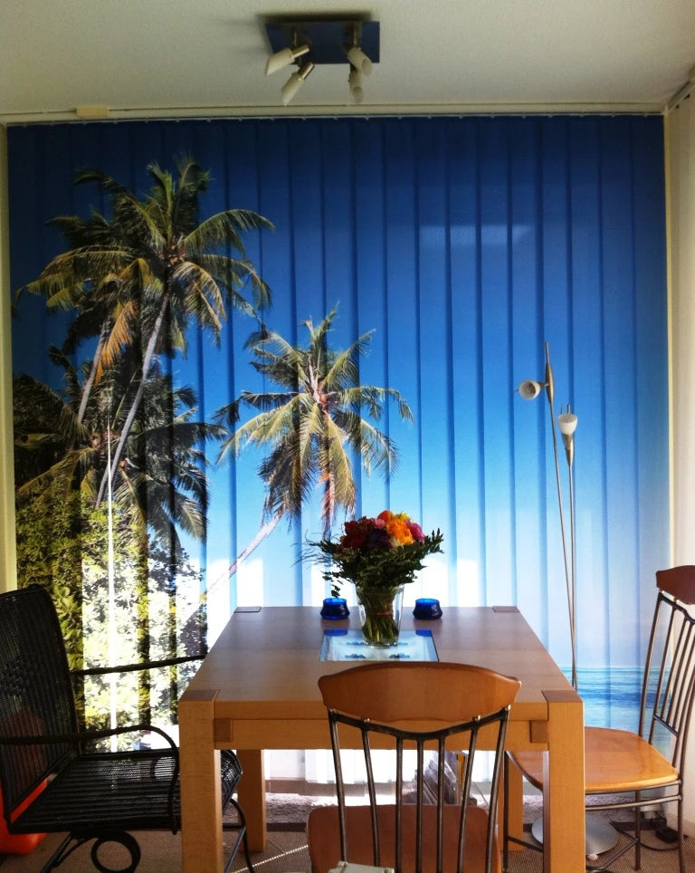 mit Palmen bedruckter Lamellenvorhang auf Maß im Esszimmer am Fenster