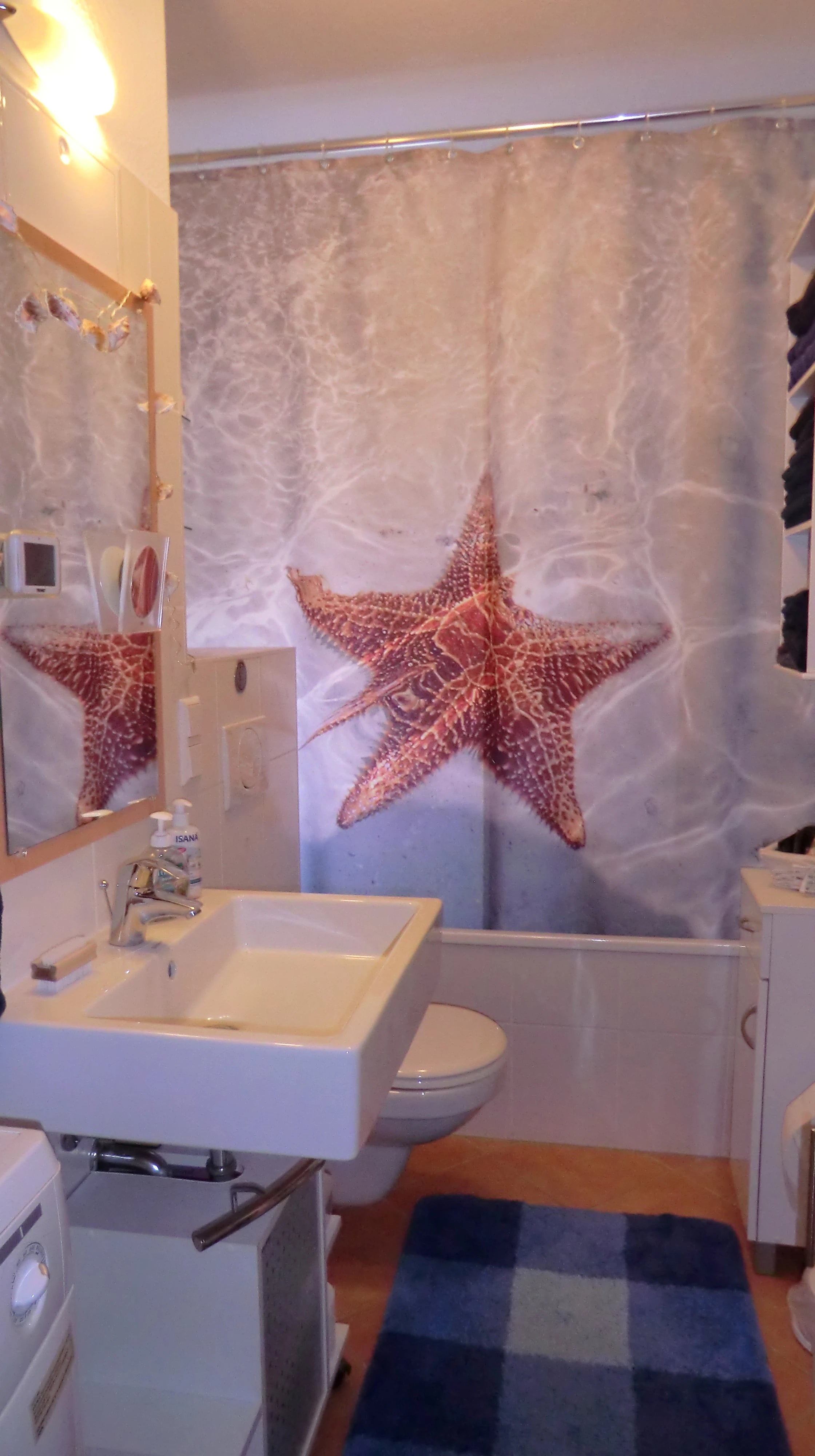 Foto-Duschvorhang vor der Badewanne bedruckt mit einem maritimen Motiv Seestern im Badezimmer