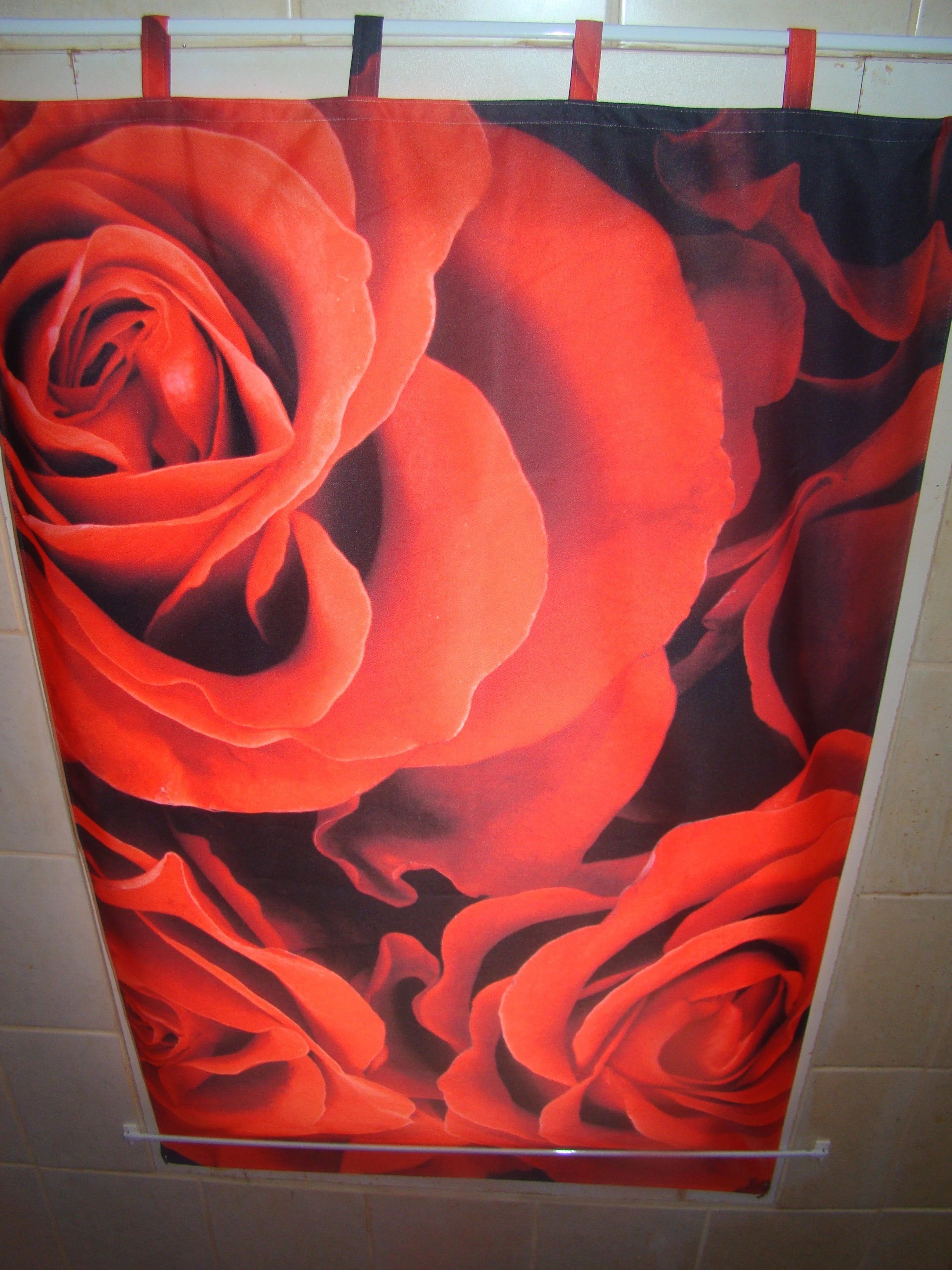 für Badezimmerfenster bedruckte Foto-Gardine mit floralen Motiv rote Rosen
