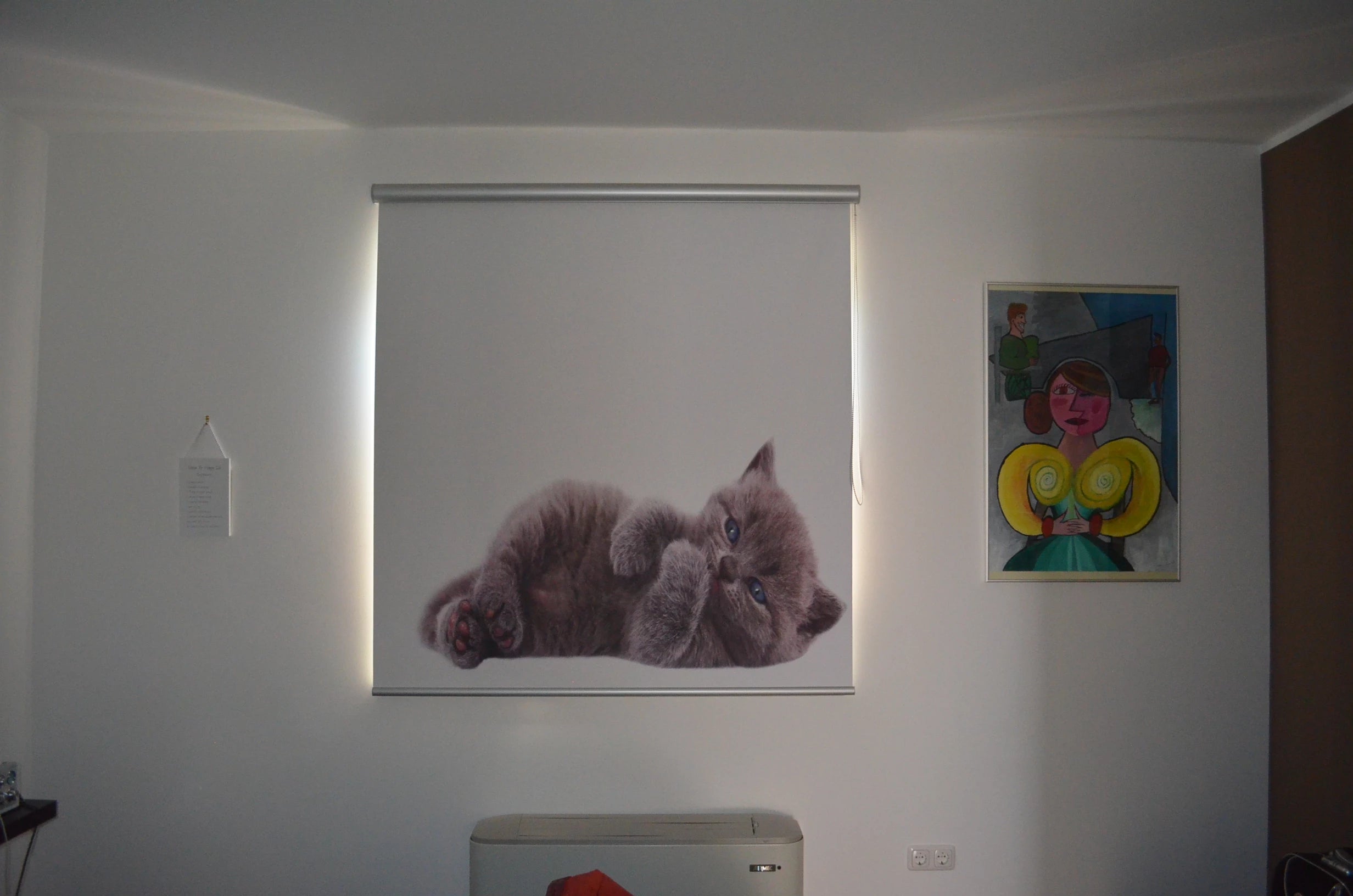 Kassettenrollo mit Foto digital mit Kitten bedruckt im Schlafzimmer am Fenster mit verdunkelnden Stoff 