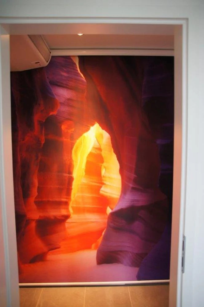Foto-Kassettenrollo bedruckt mit Motiv Antelope Canyon um die dahinter liegende Wand zu verdecken Frontansicht