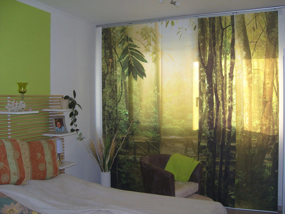 Schiebevorhang am Fenster mit Waldmotiv im Schlafzimmer