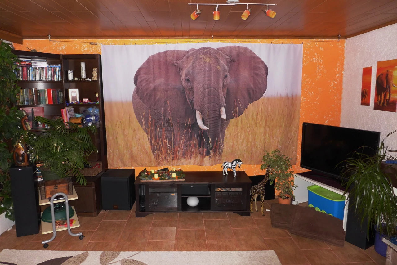 Fotovorhang im Wohnzimmer um die Kinoleinwand zu verdecken, wenn sie nicht gebraucht wird, bedruckt mit einem Bild von einem afrikanischen Elefanten