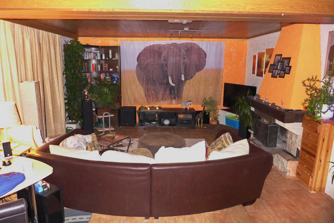 Fotovorhang im Wohnzimmer um die Kinoleinwand zu verdecken, wenn sie nicht gebraucht wird, bedruckt mit einem Bild von einem afrikanischen Elefanten