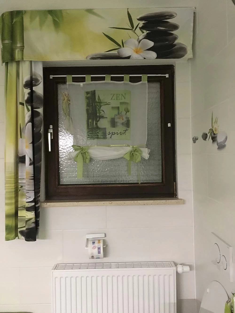 Bedruckte Fotogardine als Scheibengardine mit Spamotiv im Badezimmer am Fenster umrahmt mit passenden Vorhang mit Foto