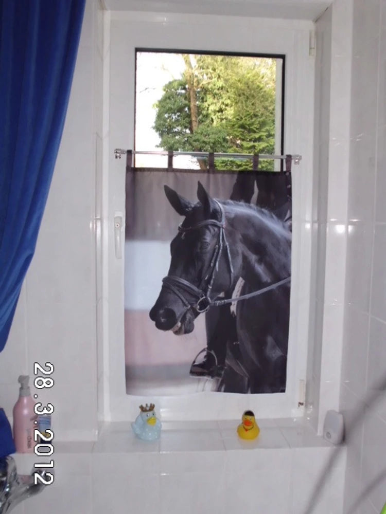 bedruckte Gardine mit einem schwarzen Pferd im Badezimmer