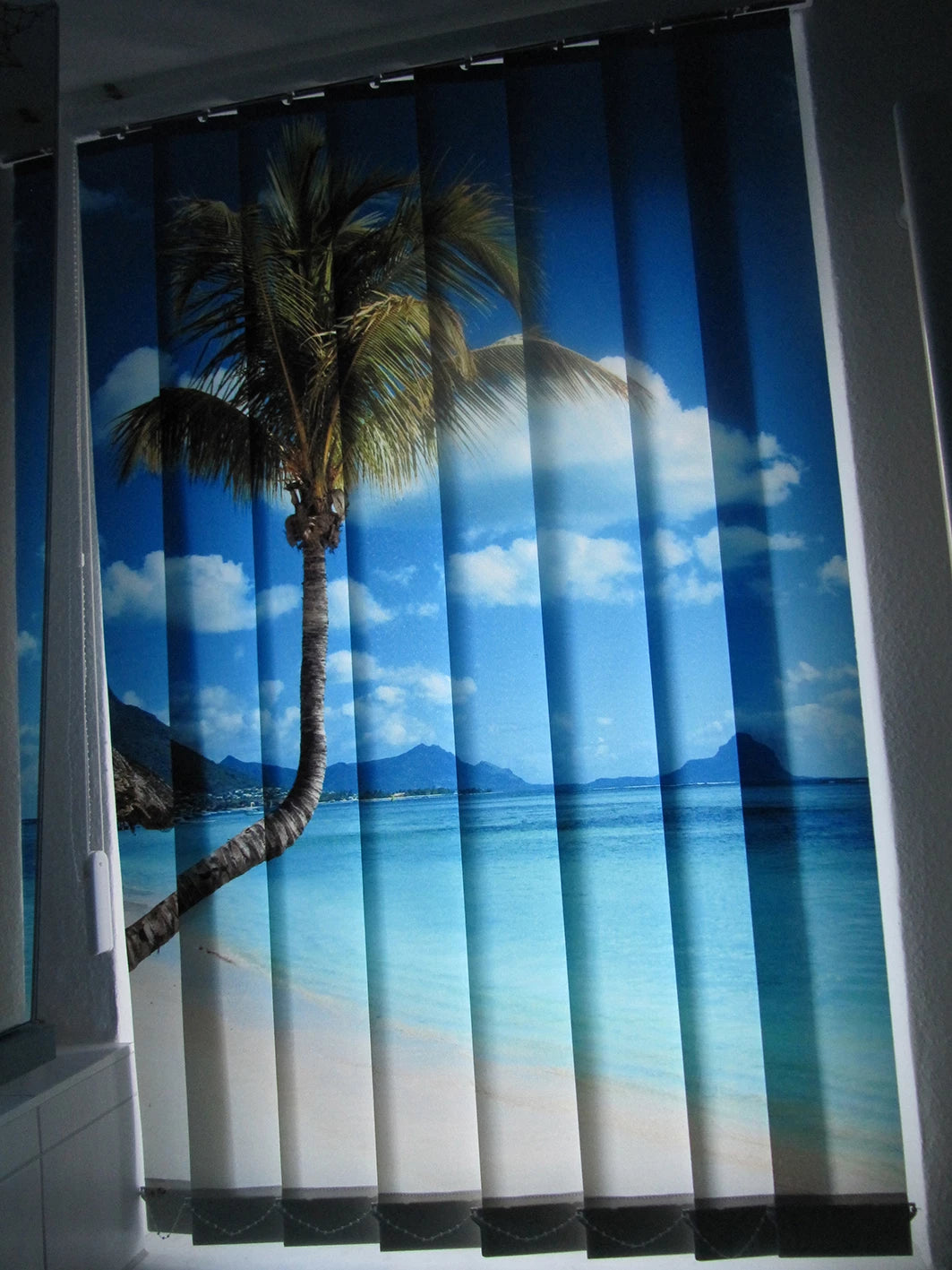 Bild einer Palme am Strand gedruckt auf einem Foto-Lamellenvorhang im Badezimmer am Fenster 