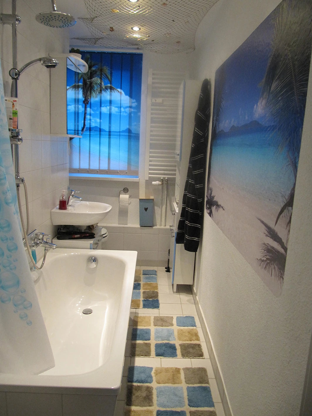 Bild einer Palme am Strand gedruckt auf einem Foto-Lamellenvorhang im Badezimmer maritim eingerichtet am Fenster Gesamtansicht
