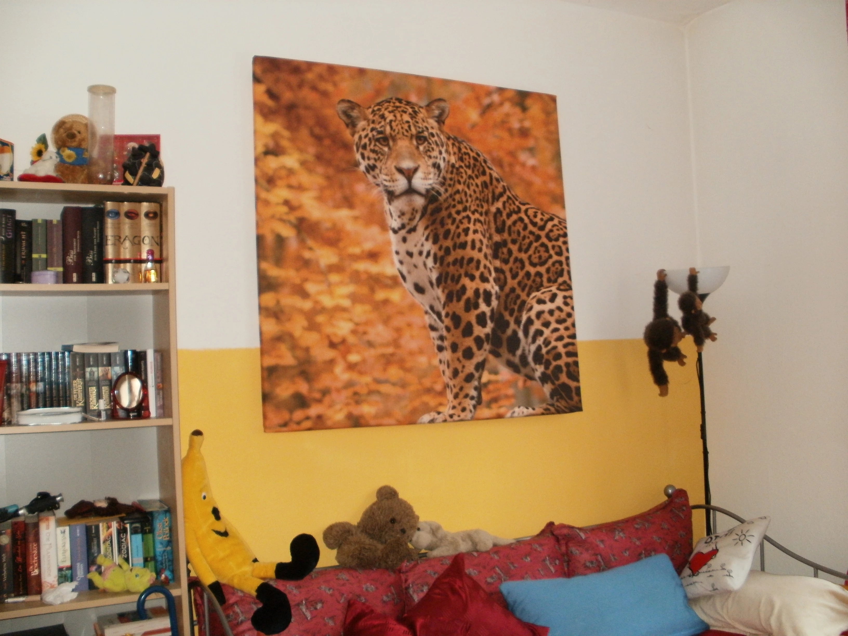 an der Wand im Kinderzimmer hängt eine Foto-Leinwand individuell gestaltet und bedruckt mit Leopard