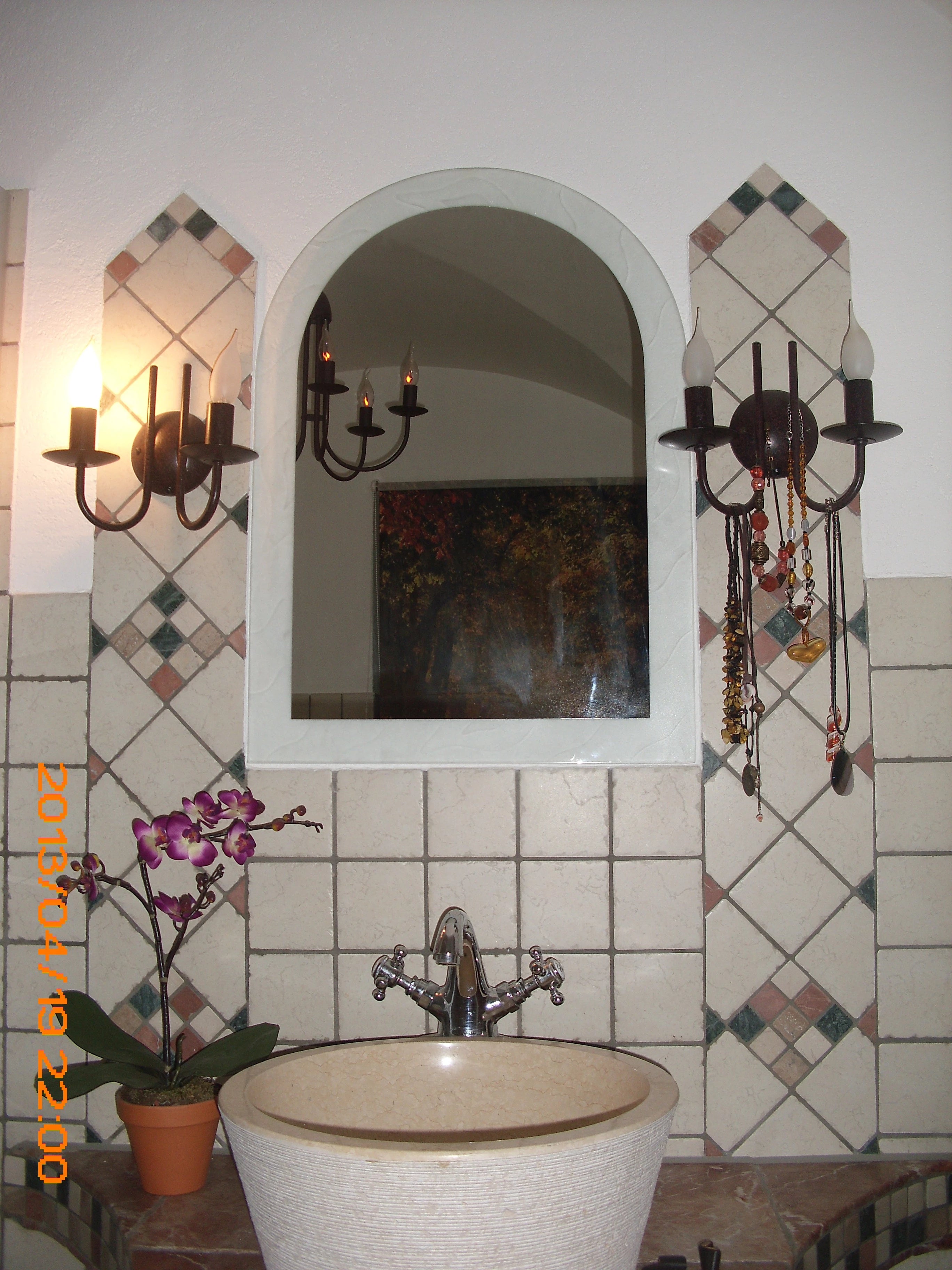 Mit einem Bild von einer Allee im herbstlichen Wald bedrucktes Motiv-Rollo im Badezimmer am Fenster gespiegelt im Badezimmerspiegel