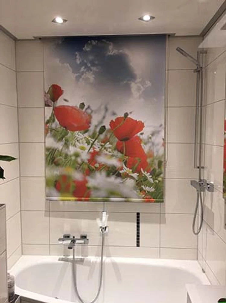 mit roten Mohnblumen bedrucktes Fotorollo im Badezimmer über der Badewanne am Fenster