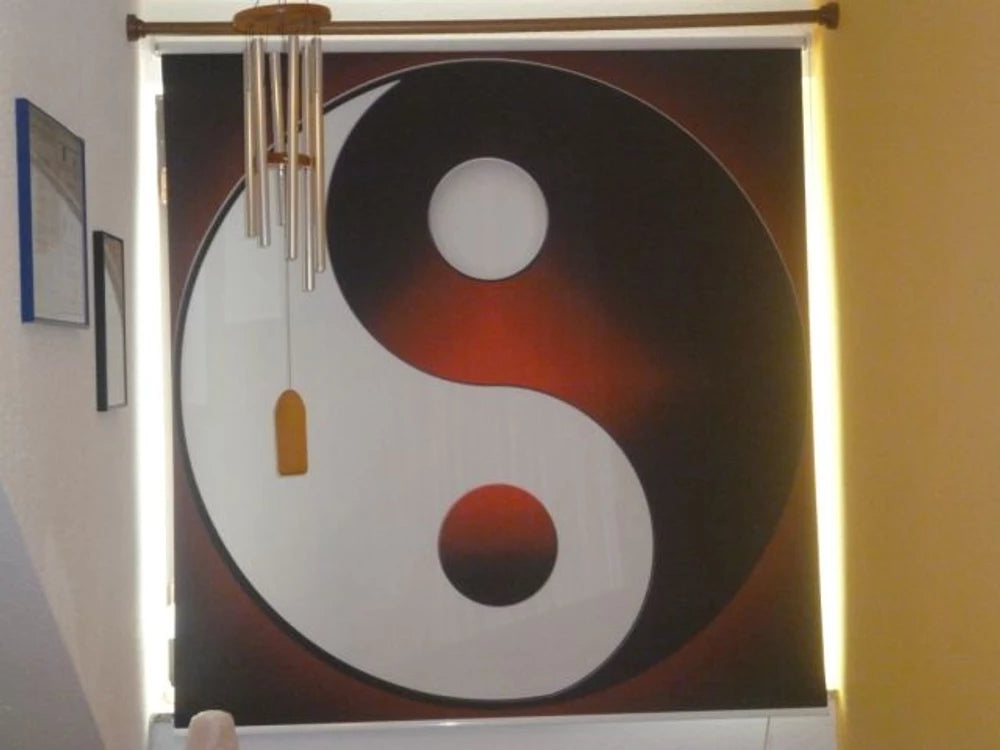 Detailaufnahme eines bedruckten Rollo mit Motiv Yin Yang bedruckt 