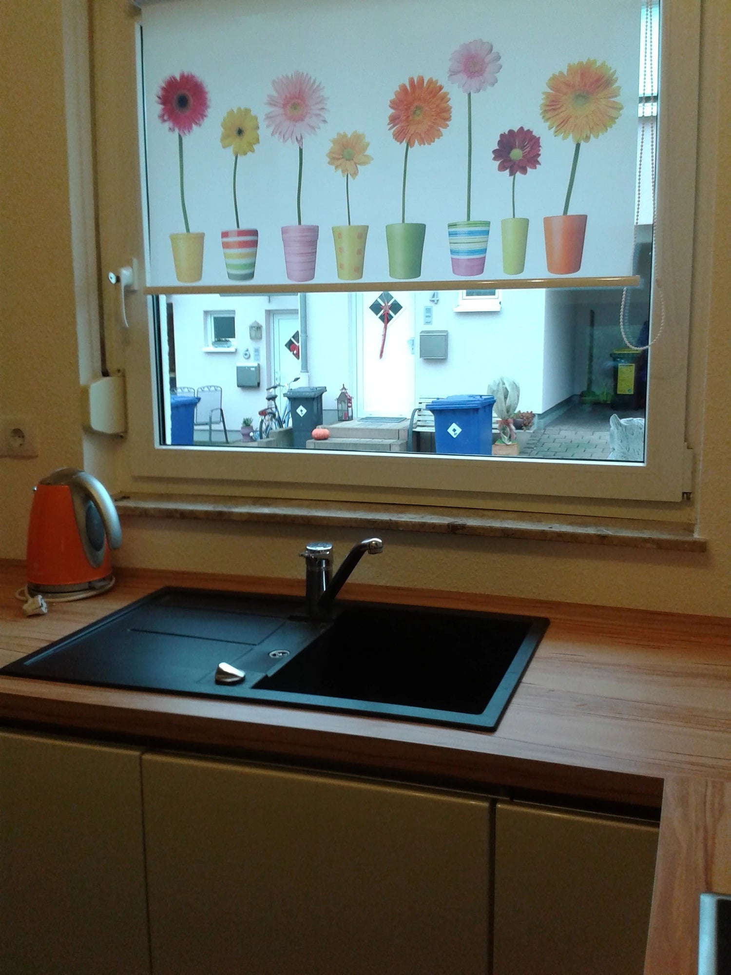 Fotorollo auf Maß mit Bild gestaltet in der Küche am Fenster 