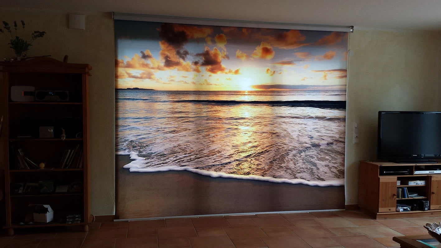 mit Foto bedrucktes Rollo mit einem Strandmotiv Sonnenuntergang am Meer am Wohnzimmerfenster