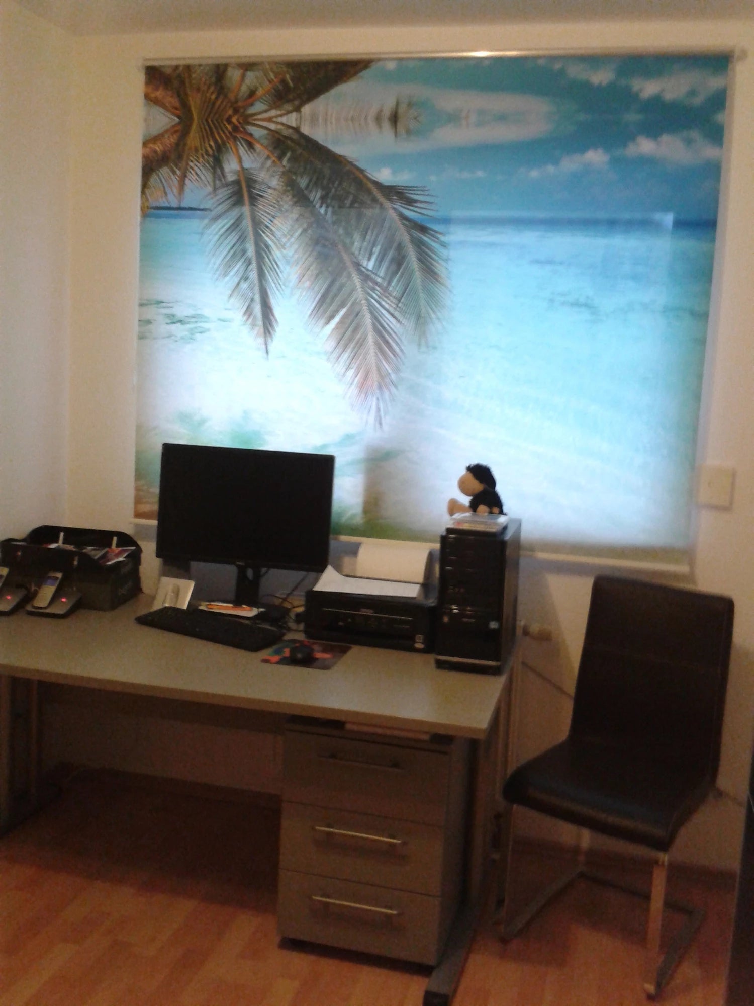 Traumhafte Urlaubsaussichten am Arbeitsplatz - Fotorollo mit Bild bedrucken lassen Motiv Palme in der Südsee am Strand