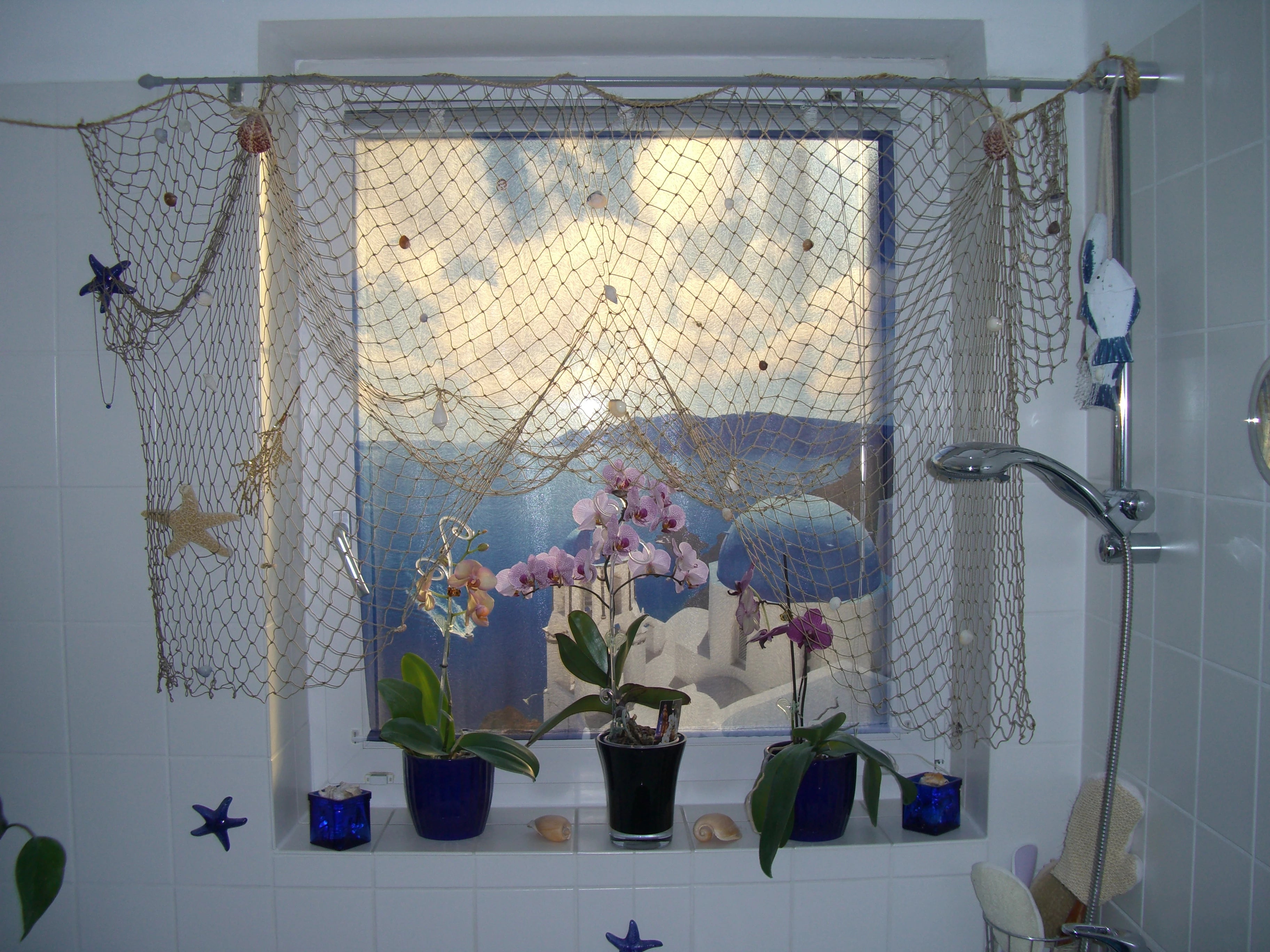Fotostoff Dekostoff bedruckt am maritim eingerichteten Badezimmer als Gardine mit Motiv aus Santorini