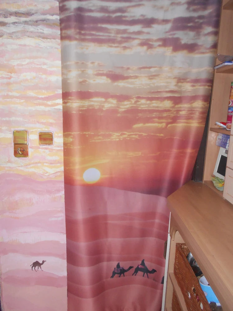 Bedruckter Schiebevorhang mit Bild aus der Wüste mit Kamelen und Sonnenuntergang. Das Motiv wurde von der Kundin von Hand auf der Wand weitergemalt
