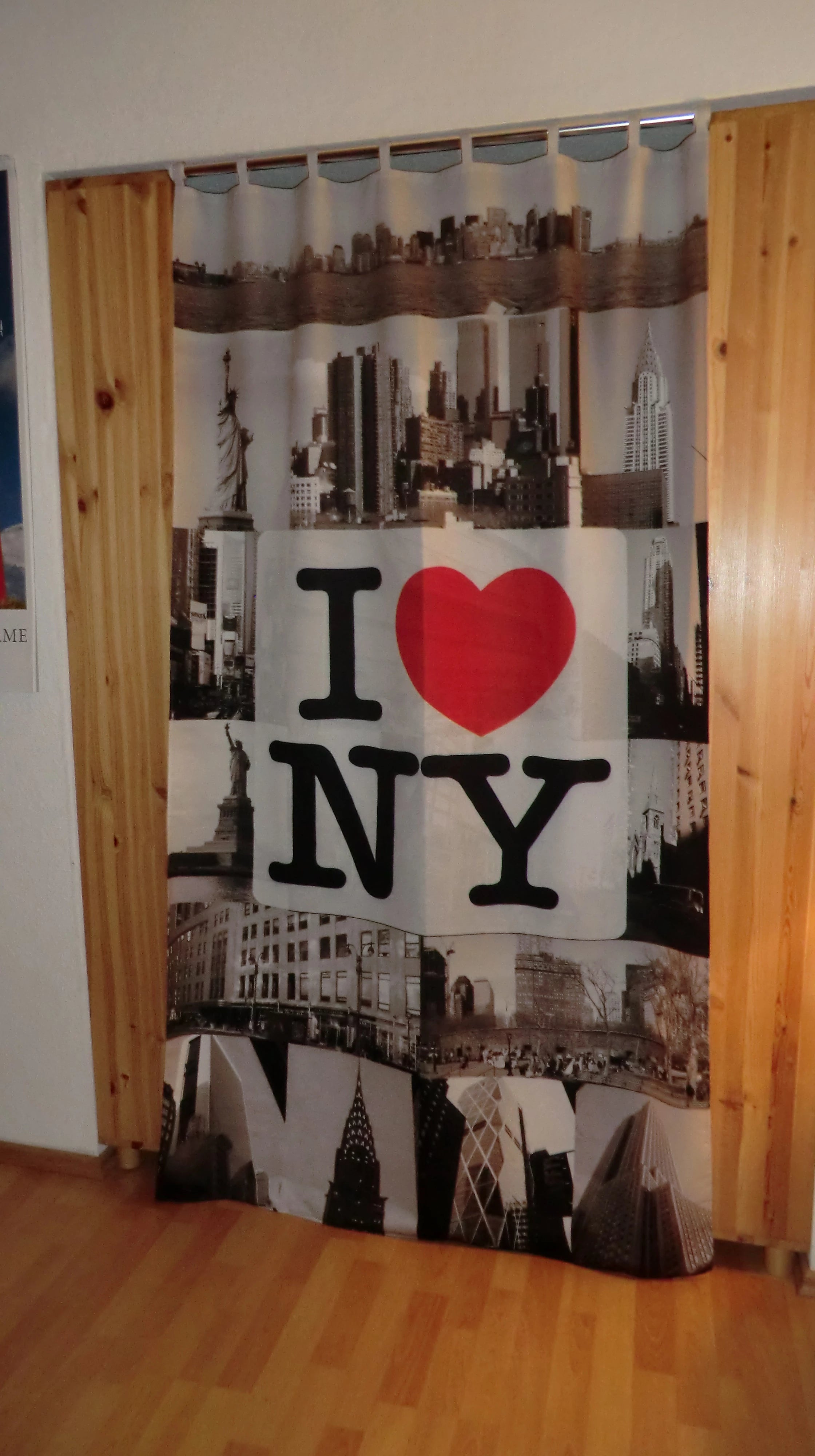 Collage aus Urlaubsbildern aus New York von unserer Grafikerin auf Kundenwunsch gestaltet und auf Vorhang gedruckt, der eine Tür ersetzt