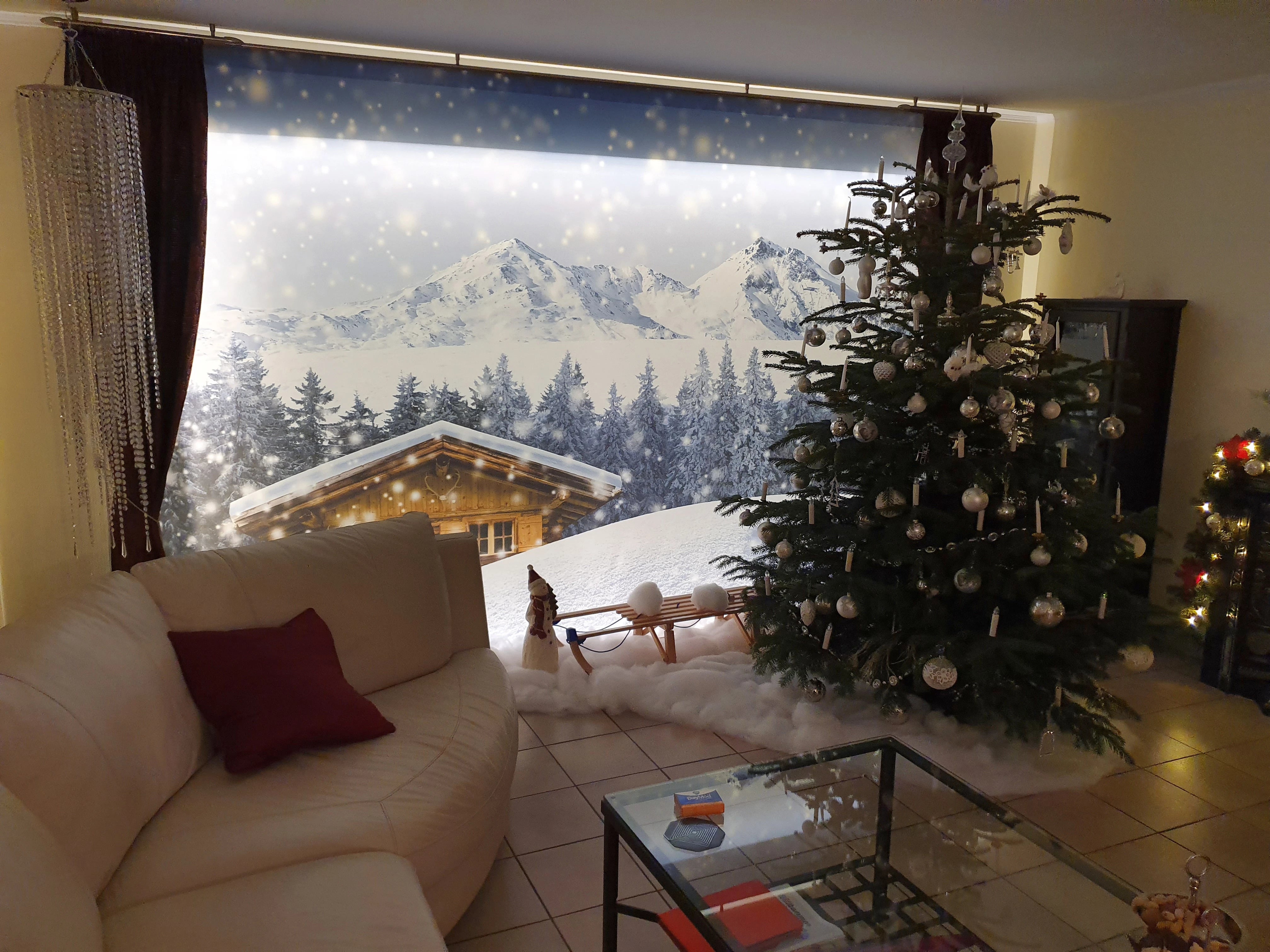 weihnachtlich dekoriertes Wohnzimmer mit Weihnachtsbaum Weihnachtsdeko und weihnachtliches Motiv auf dem Foto-Vorhang gedruckt