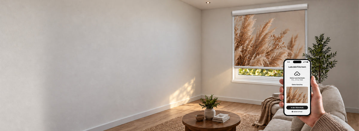Kassettenrollo mit individuellem Pampasgras-Motiv im Wohnzimmer – lade dein eigenes Foto hoch und gestalte dein Kassettenrollo nach Maß bei La-Melle