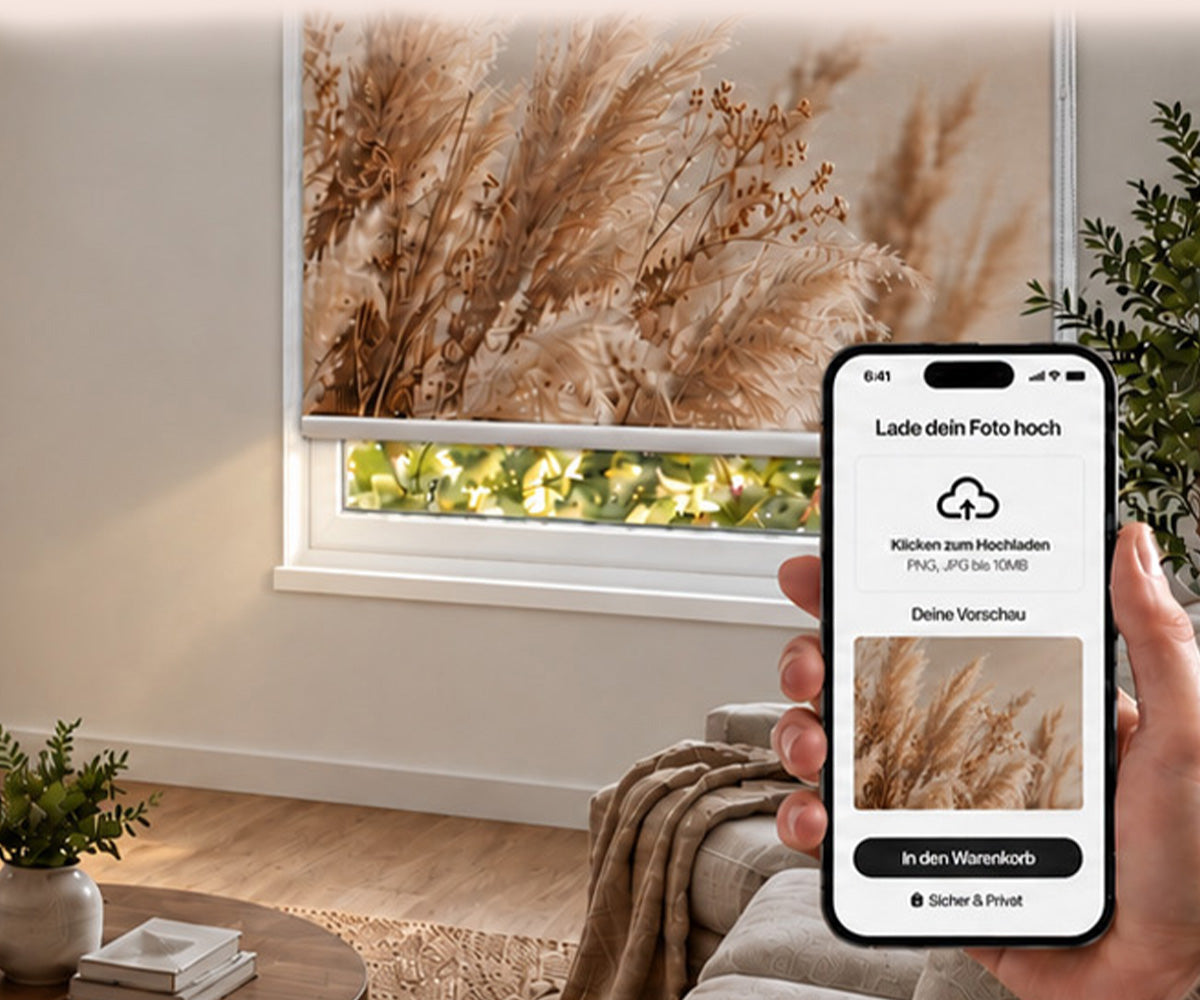 Kassettenrollo mit individuellem Pampasgras-Motiv im Wohnzimmer – lade dein eigenes Foto hoch und gestalte dein Kassettenrollo nach Maß bei La-Melle
