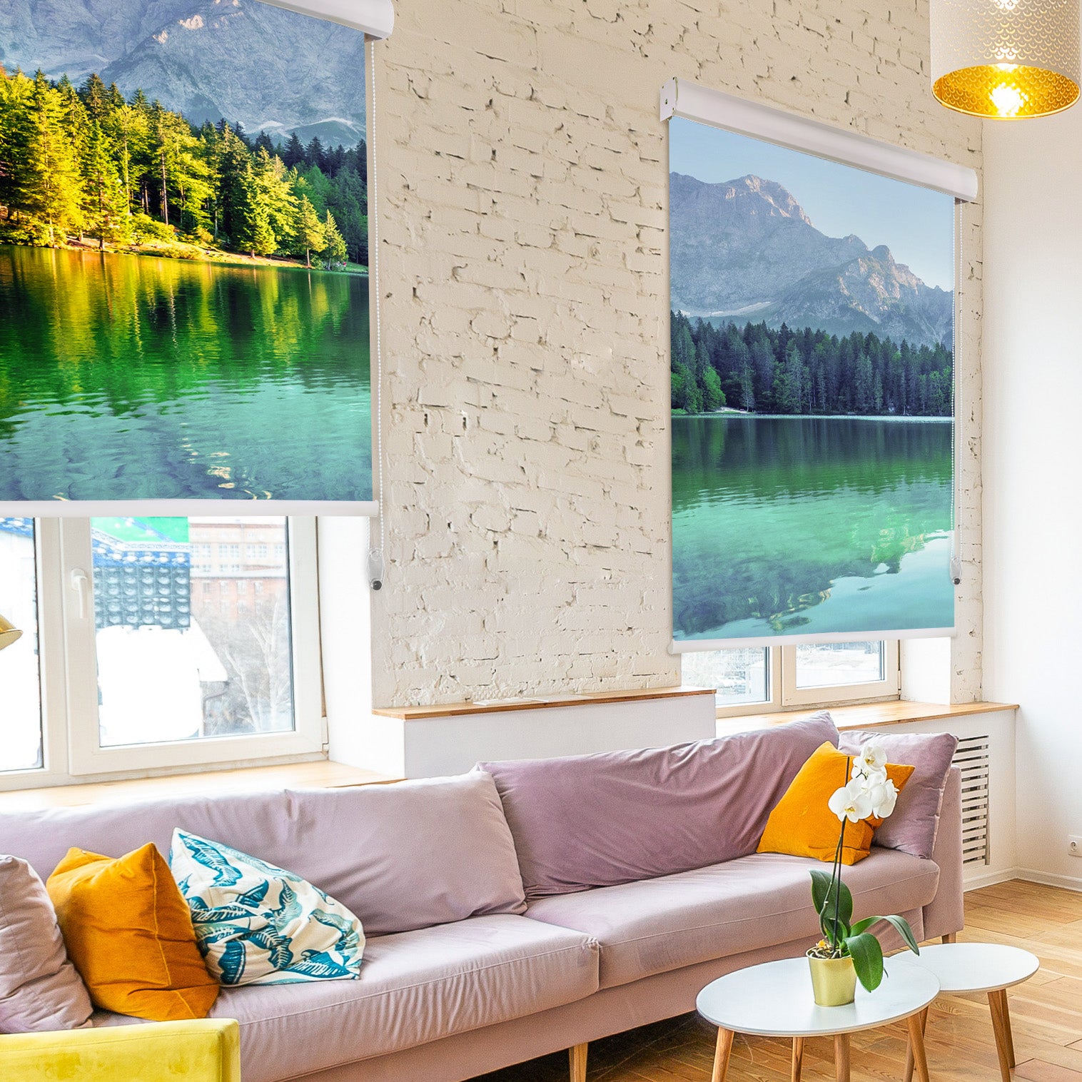 In einem hellen Wohnzimmer hängen 2 Kassettenrollos an 2 Fenster, bedruckt mit einem Bergsee