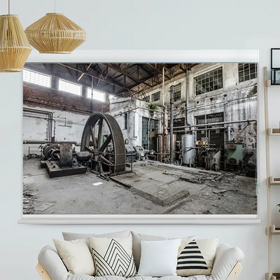 Kassettenrollo Motiv Grosses Rad in Verlassener Fabrik