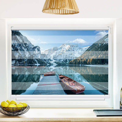 Fotorollo Steg mit Booten im Gebirgssee