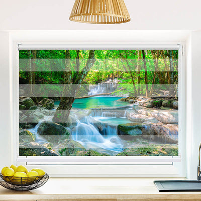 Fotorollo Wasserfall im Wald in Thailand