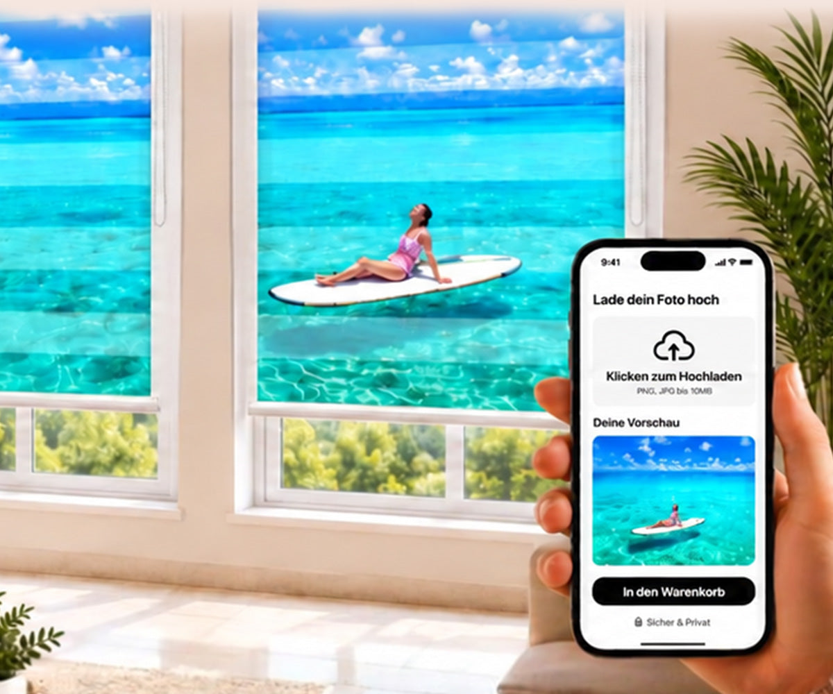 Zwei Klemmfix-Doppelrollos mit individuellem Lagunen-Motiv im Wohnzimmer, mit zweilagigem Tag-und-Nacht-Stoff am Fenster montiert – lade dein eigenes Foto hoch und gestalte dein Klemmfix-Doppelrollo nach Maß bei La-Melle