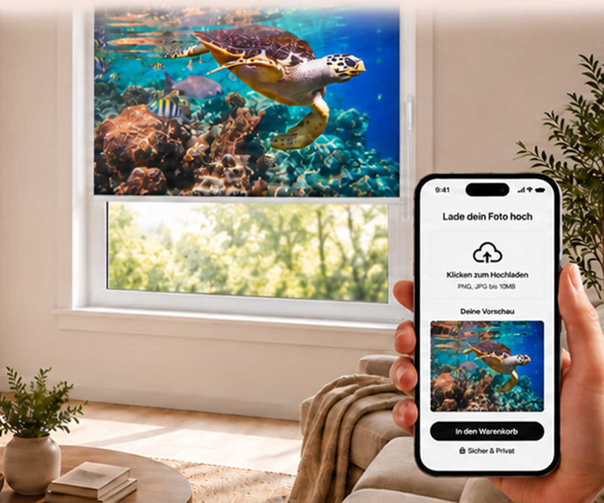 Klemmfix Rollo mit individuellem Korallenriff-Motiv und Schildkröte im Wohnzimmer – lade dein eigenes Foto hoch und gestalte dein Klemmfix Rollo nach Maß bei La-Melle