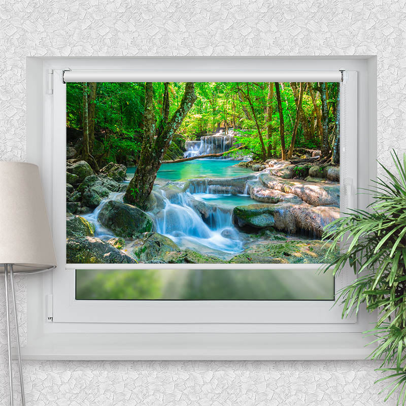 Klemmfix Rollo Wasserfall im Wald in Thailand