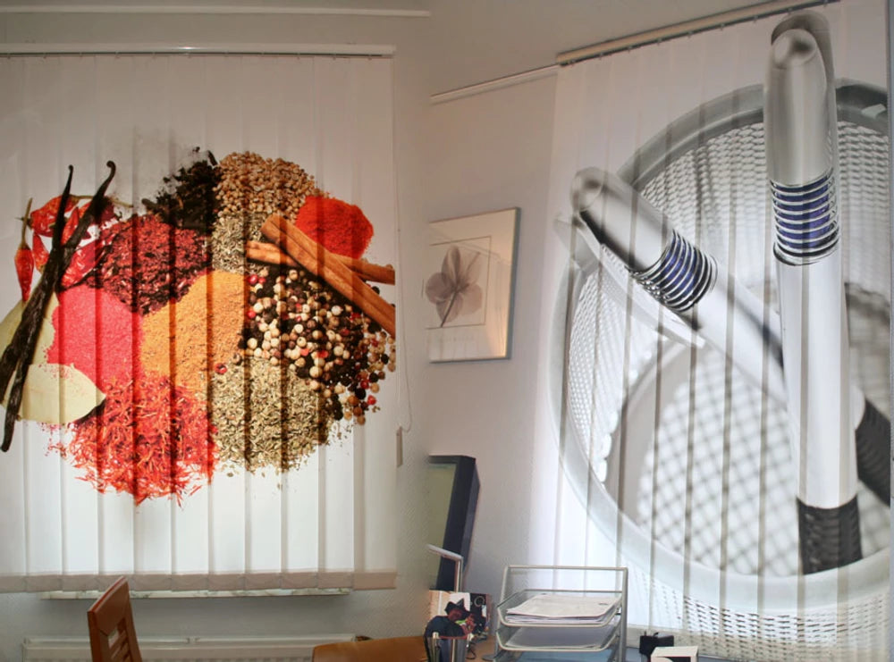 Collage aus zwei Bildern die jeweils einen bedruckten Foto-Lamellenvorhang zeigen. Ein Vorhang bedruckt mit Gewürzen in der Küche und ein Lamellen-Vorhang bedruckt mit Büromaterial im Arbeitszimmer